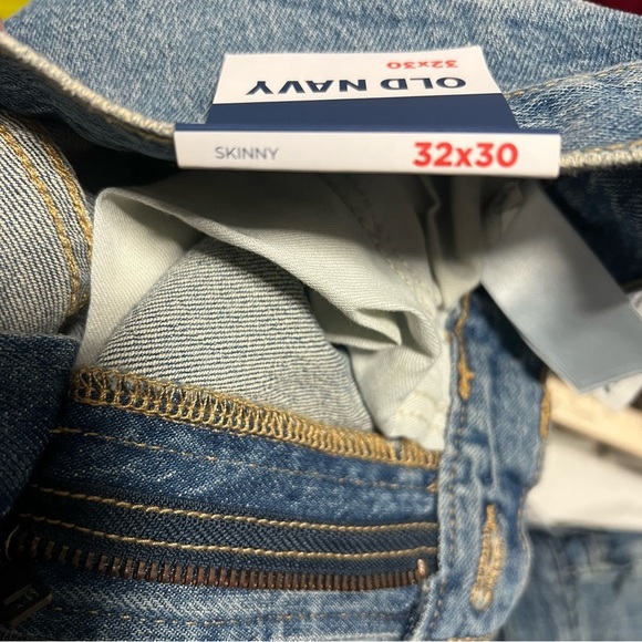 Old Navy Men’ 32x30 Basic Skinny Built In Flex Medium Wash Distressed Jeans NWT - Picture 10 of 14